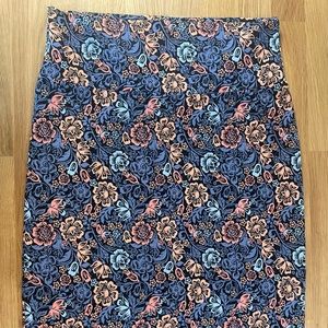 Beautiful floral print size small pencil skirt. In great condition.